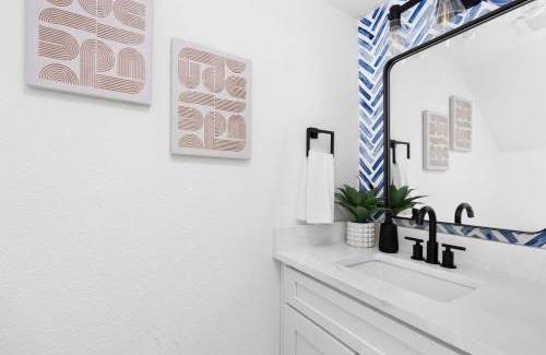South Lamar Casa | MCM Condo Near Downtown SoCo Pet Friendly