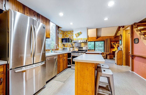 Franconia Casa | MCM hideaway with entertainer's deck, dog-friendly yard, Ping-Pong & WFH desks