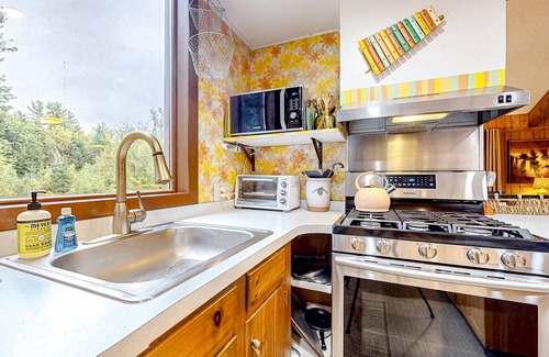 Franconia Casa | MCM hideaway with entertainer's deck, dog-friendly yard, Ping-Pong & WFH desks