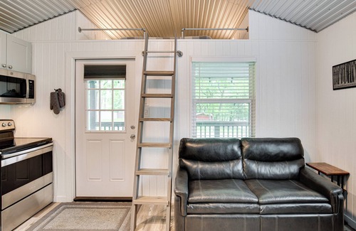 Mead Cabina | Mead Cabin: 2 Blocks to Willow Springs Marina