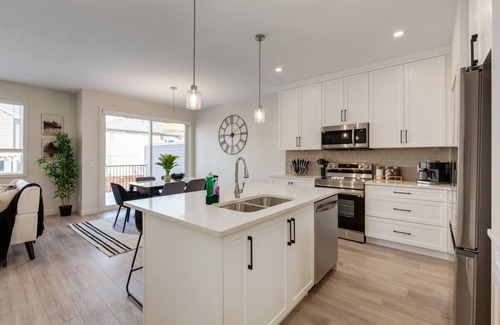 Cochrane Apartamento | "Meadow" 3 Bdrm Upper Suite w/Bunkbeds!