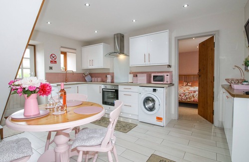 Craven Arms Casa | MEADOW BARN, character holiday cottage, with hot tub in Aston On Clun