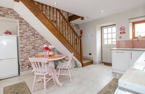 Craven Arms Casa | MEADOW BARN, character holiday cottage, with hot tub in Aston On Clun