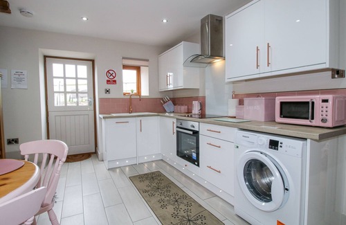 Craven Arms Casa | MEADOW BARN, character holiday cottage, with hot tub in Aston On Clun
