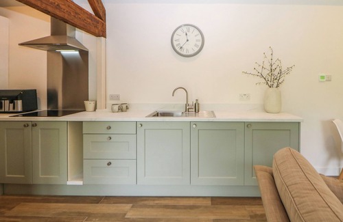 Ambergate Cabaña | MEADOW BARN, romantic, character holiday cottage in Heage