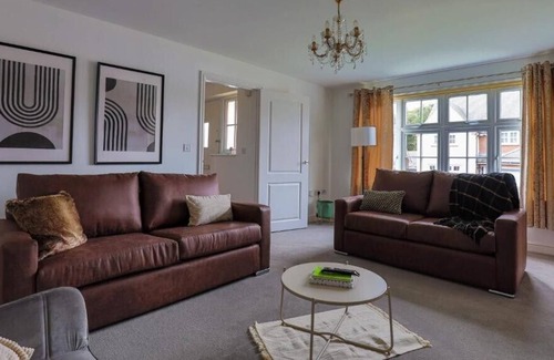 Coed-Y-Paen Casa | Meadow House by Tŷ SA