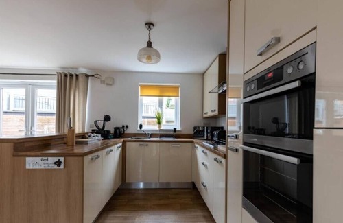 Coed-Y-Paen Casa | Meadow House by Tŷ SA