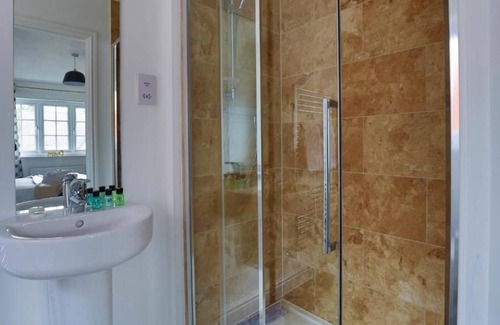 Coed-Y-Paen Casa | Meadow House by Tŷ SA