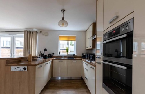 Coed-Y-Paen Casa | Meadow House by Tŷ SA