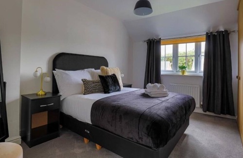 Coed-Y-Paen Casa | Meadow House by Tŷ SA