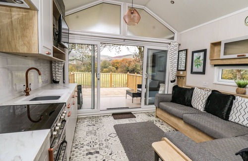 Llandrindod Wells Cabaña | MEADOW RETREAT, character holiday cottage, with hot tub in Rhayader