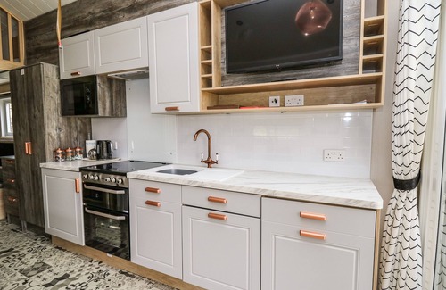 Llandrindod Wells Cabaña | MEADOW RETREAT, character holiday cottage, with hot tub in Rhayader