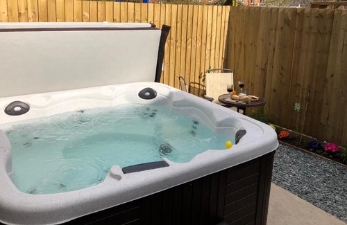 Marchwiel Casa | Meadow View - Hot Tub! An escape to the country.