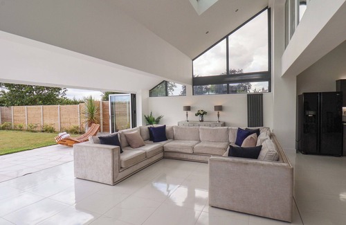 Walkington Casa | MEADOW VIEW, pet friendly, luxury holiday cottage in Walkington
