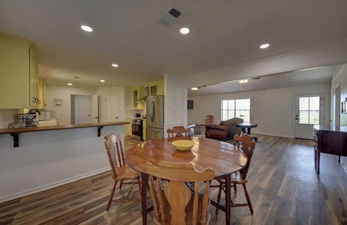 Fayetteville Otro | Meadow View Ranch House - A spacious 4-bedroom farmhouse in the Round Top area