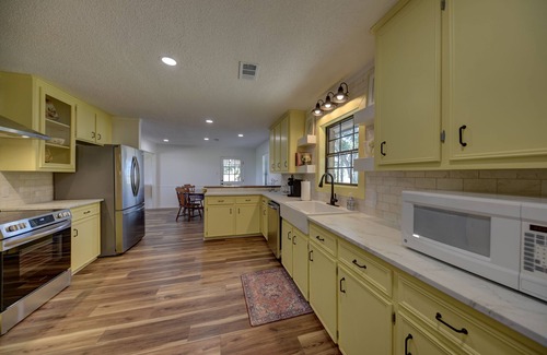 Fayetteville Otro | Meadow View Ranch House - A spacious 4-bedroom farmhouse in the Round Top area