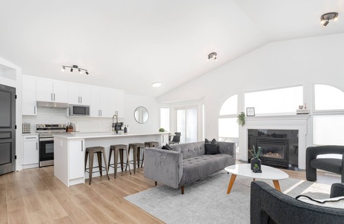 Southeast Edmonton Casa | MEADOWBROOK - Sleeps 12 - Garage Parking