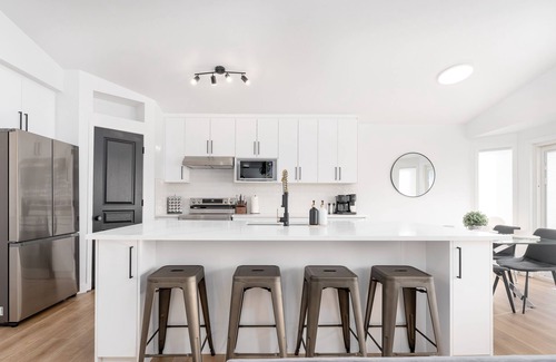 Southeast Edmonton Casa | MEADOWBROOK - Sleeps 12 - Garage Parking
