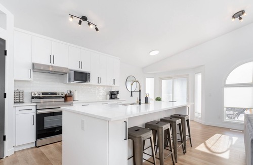 Southeast Edmonton Casa | MEADOWBROOK - Sleeps 12 - Garage Parking