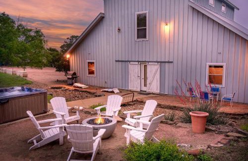 Fredericksburg Casa | Meadows Farmhouse - Hot Tub & 5 mins to Main