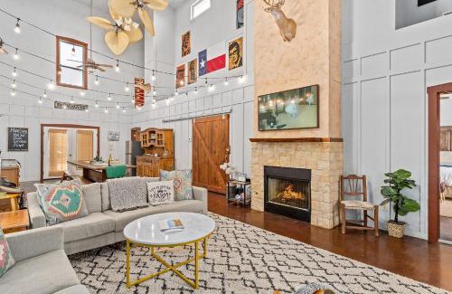 Fredericksburg Casa | Meadows Farmhouse - Hot Tub & 5 mins to Main