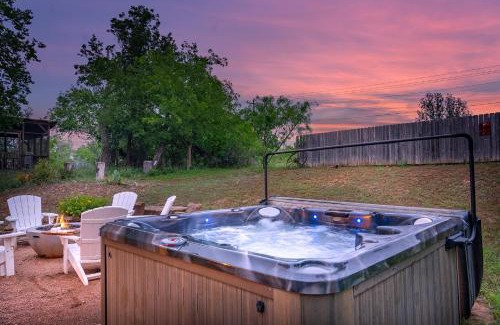 Fredericksburg Casa | Meadows Farmhouse - Hot Tub & 5 mins to Main