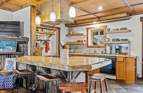 New Meadows Casa | Meadows Valley Retreat - Rustic charm, Huge fenced yard, walk to dining, bar, and coffee