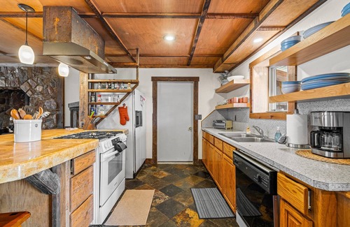 New Meadows Casa | Meadows Valley Retreat - Rustic charm, Huge fenced yard, walk to dining, bar, and coffee