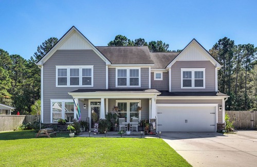 Moncks Corner Casa | Media Room & Yard: Modern Moncks Corner Home