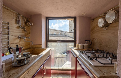 San Gimignano City Centre Apartamento | Torre Salvucci - Torre original de XIISec en San Gimignano / terraza con vista a la ciudad