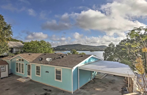 Lakehills Casa | Waterfront Lakehills Home w / Pvt Dock y vistas al lago