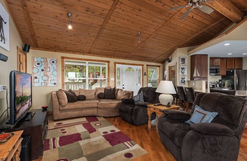 Lakehills Casa | Medina Lake Villa - Stunning Lakeviews, Waterfront Access & Pool