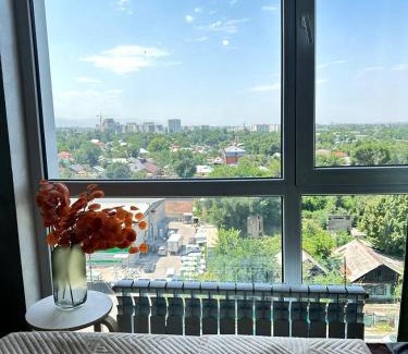 Almaty Apartamento | MEDINAHOTELKZ, #69, вид на горы и закат, до арбата 15 мин пешком, HALAL
