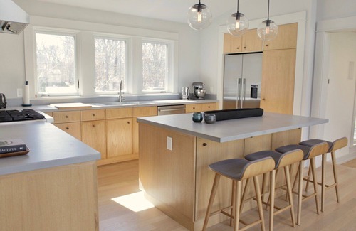 East Hampton North Casa | Nuevo listado: Casa espaciosa y moderna cerca de las playas del océano con piscina climatizada, sistema de música Sonos