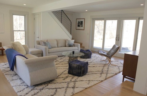 East Hampton North Casa | Nuevo listado: Casa espaciosa y moderna cerca de las playas del océano con piscina climatizada, sistema de música Sonos