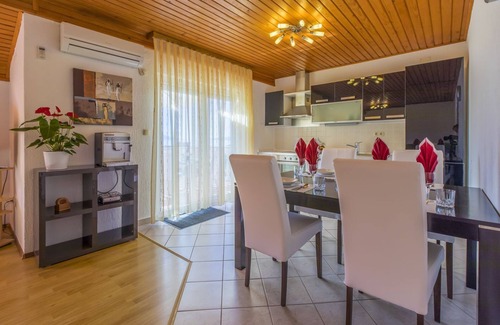 Povile Apartamento | Piso mediterráneo a 470 metros de la playa con vistas al mar, cuna, barbacoa