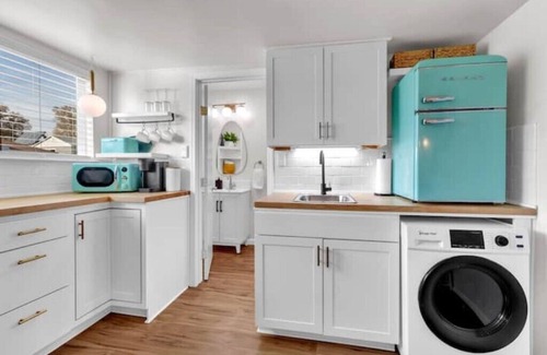 Reno Casa | Medium Term Studio/Washer&Dryer in unit/ 30+day
