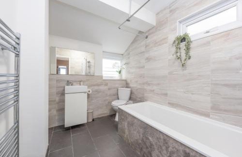 Wainscot Casa | Medway, Rochester Stays Living - Contractors, Family, Free Parking, Garden, Sleeps up to 6 guests
