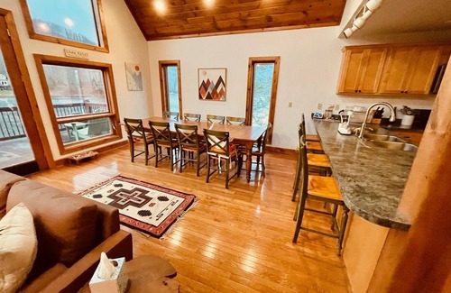 Davis Cabina | Meet Bessie, your upscale cabin at the lake.