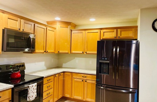 Davis Cabina | Meet Bessie, your upscale cabin at the lake.