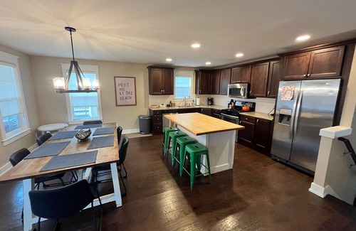 Benton Harbor Casa | Meet Me at the Beach-3BD/3.5 Bath-Across street from Golf/Lake/Jean Klock Beach