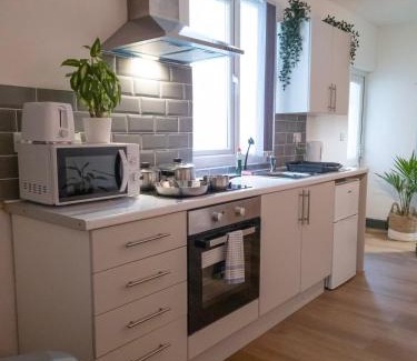 Riverside Apartamento | Mega Value Stay - 7 Beds, Keyless Entry, City 5 min walk BY PROPERTY PROMISE