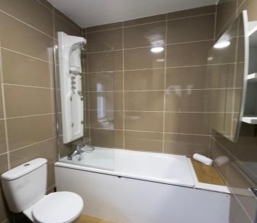 Riverside Apartamento | Mega Value Stay - 7 Beds, Keyless Entry, City 5 min walk BY PROPERTY PROMISE