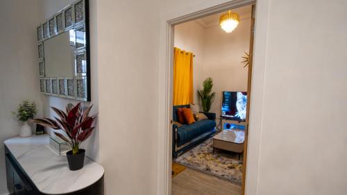 Salford Villa | Mega7 Luxury 2bedrooms Apartment - 2baths, 3toilets plus Balcony and Free Car park