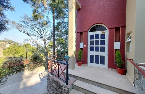 Kasauli Cama Y Desayuno | Mehar Villa 3BHK with Private Cook, Garden, Views