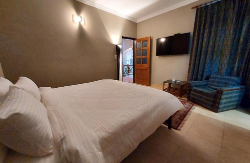 Kasauli Cama Y Desayuno | Mehar Villa 3BHK with Private Cook, Garden, Views