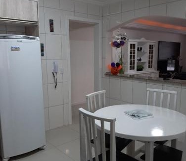 Andorinha Apartamento | Meia Praia - apartamento com sacada ampla e churrasqueira, próximo a praia e a avenida principal.