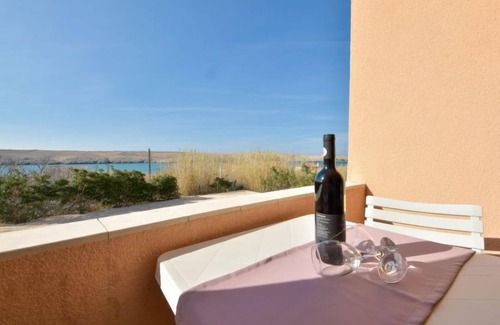 Dinjiska Apartamento | Melandura by Interhome