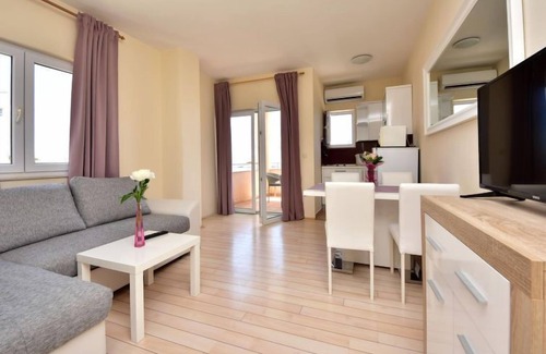 Dinjiska Apartamento | Melandura by Interhome