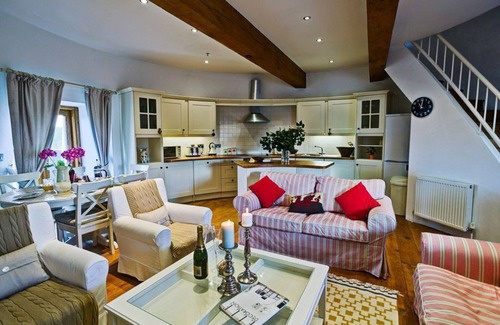 Bodorgan Apartamento | Melin Y Bont - a dog that sleeps 6 guests in 3 bedrooms